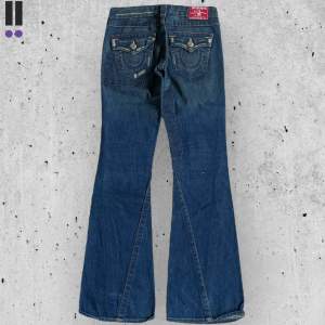 True Religion jeans i model Joey med custom distressing o grejer 💜 Tag 26W 💜Midja (rakt över) 36cm 💜 Innerben 83cm 💜 Ytterben 102cm 💜 Benöppning 24cm 💜 Cool design på fram & baksida 💜Våra mått blir W=28, L=32 💜 Men jämför alltid måtten💜706