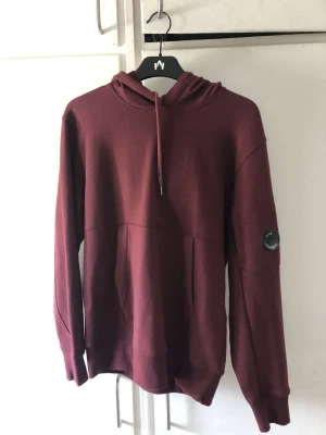 Cp company hoodie - Perfekt skick helt ny köpt på wallenbergs kvitto finns Nypris 2400kr  Mitt pris 899 Näst intill oanvänd Köpt på rea därför priset så lågt