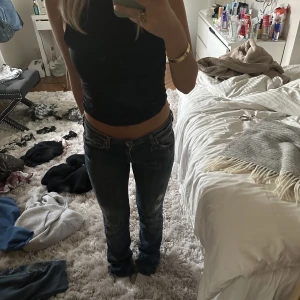Lågmidjade jeans - Så fina lågmidjade jeans. Märket är armani jeans! Långa på mkg som är 1,60. Skulle säga att de passar en 34/36💕