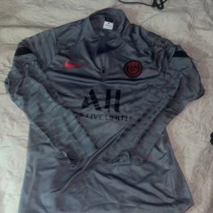 PSG tracksuit  - Tröja och byxor 400 var  Tillsammans 700 Storlek M båda I nyskick säljes pga inte min slags stil  Inga skador eller liknande Kom DM för mer info ✋