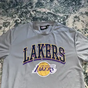 Säljer min NBA LAKERS T-shirt som jag har använt några gånger. Säljer den för att den är ganska stor på mig därför vill jag inte ha den. Ny pris ligger på ungefär 600+.