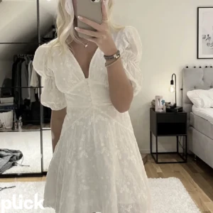 Adoore klänning - Säljer denna jättefina klänningen som inte säljs längre då den tyvärr var något liten för mig 💕 jättefint skick! 