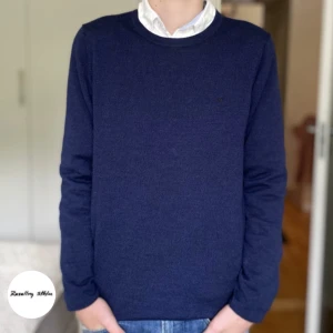 J Lindeberg tröja - Tröja från J Lindeberg i 100% merinoull | inga defekter, perfekt skick | Nypris : 1400, Vårt pris: 350 | Modellen är 165 cm och väger cirka 50 kilo | Kan frakta eller mötas upp i Stockholm (köpare står för frakt) | Tveka inte att ställa en fråga! | 