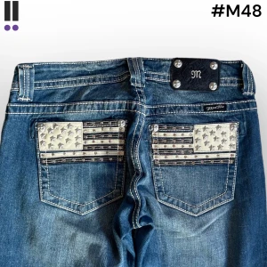 M48 lågmidjade bootcut missme jeans  -  MissMe jeans i model Boot 💜 Tag 30W 💜Midja (rakt över) 40cm 💜 Innerben 80cm 💜 Ytterben 107cm 💜 Benöppning 22cm 💜 saknar 2 pluppar och en sten i lite nergångna 💜Våra mått blir W=31 och L=31 💜 Men jämför alltid måtten med dina bästa jeans💜