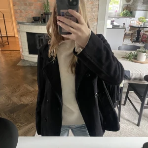 Svart kappa - Svart kort kappa från Åhlens! Köpare står för frakt!