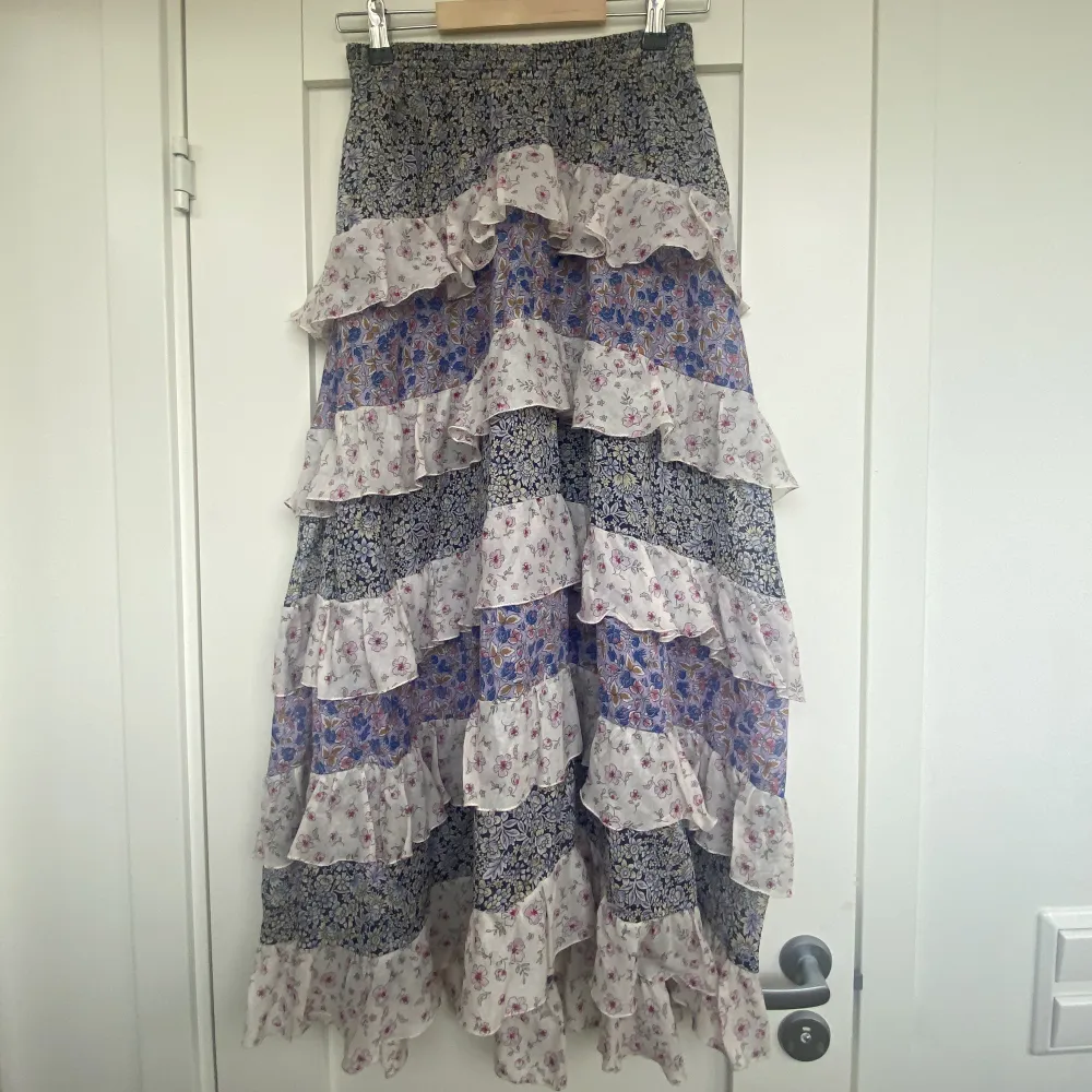 Säljer min fina mönstrade kjol från Maje! Köpte den i somras i Nice för ca 260 euro🩷. Kjolar.