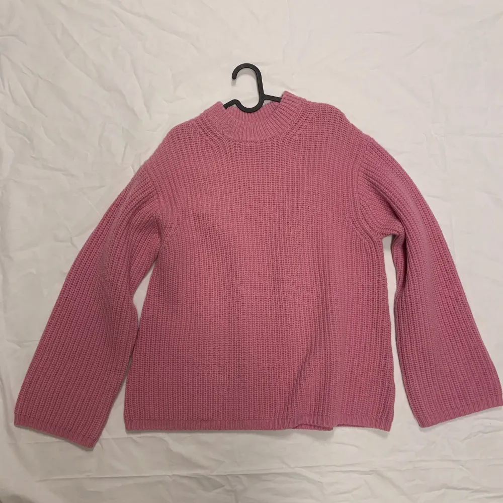 Jätte fin tröja i en cashmere wool blend 💫Den har lapparna kvar och är oanvänd. Nypris: 1299kr. Tröjor & Koftor.