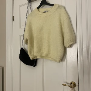 Stickad tröja  - Kort ärmad stickad tröja från Zara 💕