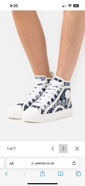 FURLA Binding Top - Säljer mina FURLA, då dem inte kommer till någon användning. Nyskick, använt max 2-3 gånger men fortfarande stilrena. Köpte dem för ca 3.5 men säljer dem för 2.4, men pris går självklart att diskutera. Jag skickar gärna fler bilder privat! 