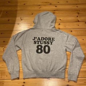 Stüssy zip hoodie  - En mycket trendig och fin Stüssy zip hoodie i mycket bra skick. Storlek M men sitter som en S. Dm för fler frågor