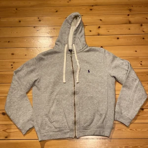 Polo Ralph lauren zip hoodie  - En mycket fin Ralph lauren zip hoodie i mycket bra skick. Storlek L men funkar bra för M