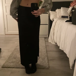 Långkjol - Fin och tight lång kjol med slits.  Köpt på shein för 149kr säljer pågrund av att jag har andra jag använder Pris: 49 ( pris kan diskuteras) Har ni frågor tveka inte med att höra av er🥰 