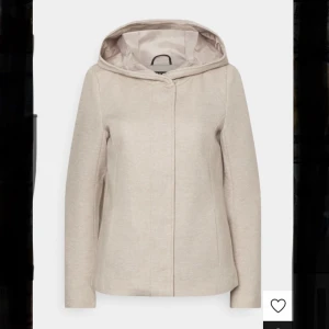 Only jacka - Säljer denna beiga jackan! Den är perfekt för hösten🥰 den kommer tyvärr inte till användning och har aldrig använts så mycket, ser ny ut! Köpte den från Zalando mars 2022 för 429kr.  Hör gärna av dig om du har frågor🥰