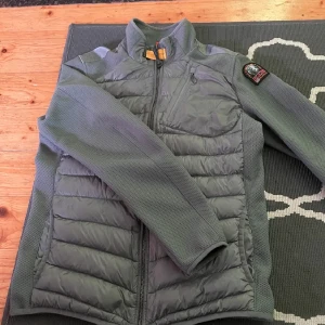 Parajumper Cardigan  - Säljer en Parajumper cardigan som jag växt ut och inte passar mig längre. Den är bra skick utan defekter och använd ett fåtal gånger. Hör av er vid fungerar eller andra tankar🙏🤝