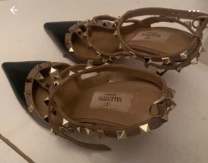 Valentino - klackskor  - Äkta Valentino klackskor, har dock inget kvitto eller kartong kvar för har fått dessa i present. 
