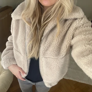 Teddy jacka - Urban outfitters teddy-jacka som inte klmmer till användning längre😀 fint skick❤️