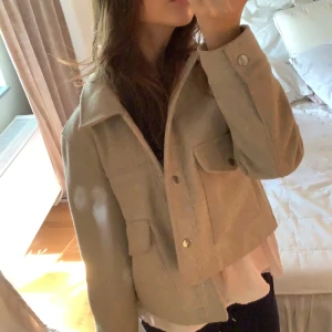 Kappa - En jättesöt kappa från Zara som jag säljer då den är lite lång i armarna på mig!💓Köpte kappan Hösten 2022 och har nästan inte använt den alls. Dock har en defekt (se bild 3) som verkligen inte syns när man har på sig kappan💖💖💖