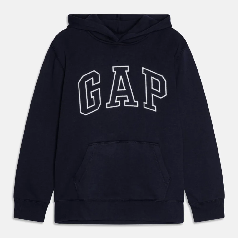 Säljer en nästan helt oanvänd gap hoodie, köpt för ca 1 år sedan men passar inte min stil riktigt. Lånad bild, så skriv om ni vill ha bilder på😊. Hoodies.