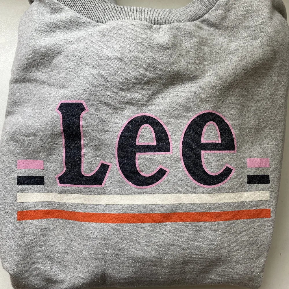 Sweatshirt från Lee! Väldigt snygg och skön. Tror den köptes på Carlings men är osäker🌸Den är i väldigt fint skick utan defekter😊. Hoodies.