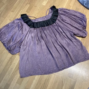 Blus - Blus i vid modell med ballongärmar 