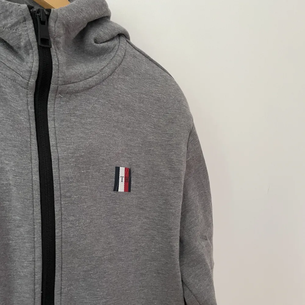 Grå tommy hilfiger zipup hoodie i herrmodell. Bra skick. Strl M. Hör av dig vid intresse eller frågor!☺️. Hoodies.