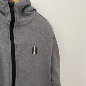 Grå tommy hilfiger zipup hoodie i herrmodell. Bra skick. Strl M. Hör av dig vid intresse eller frågor!☺️