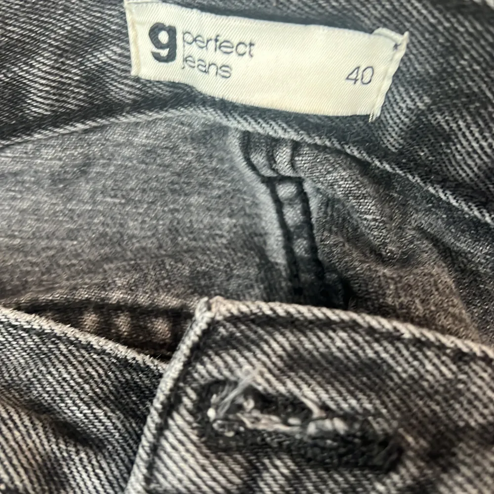 säljer två par jeans i storlek 40 det är low waist jeans från ginatricot säljer båda jeansen för 400kr . Jeans & Byxor.