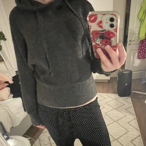 Hm  - Säljer min stickade hoodie från hm storlek s för 100