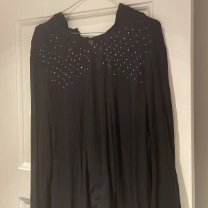 Svart blus med glimmer - En fin svart blus med glimmer längst upp. 