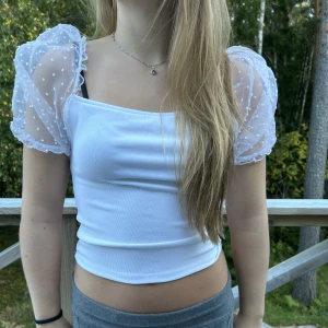 Vit topp - En supersöt vit topp från newyorker med ”puff ärmar”🤍 Storlek M men Passat mig som har xs också!:)