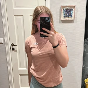 Nike T-shirt  - Säljer en rosa Nike t-shirt. Tröjan är använd enbart ett par gånger och är därför nästan i nyskick. Storleken på denna tröja är XS.