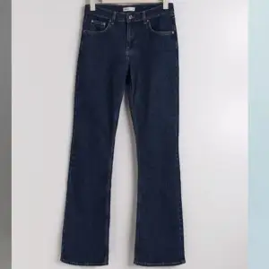 Ett par blåa flare midwaist jeans från ginatricot. De är använda två gånger, så att de är i fint skick. Säljer eftersom jag inte tycker de sitter fint på min kropp. Kom privat för egna bilder.