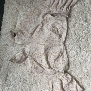 Gullig blommig crop top - Superfin blommig crop top! Köpt på shein för många år sen, mer jag upplever att kvalitén känns väldigt bra. Aldrig använd av mig då det inte är min stil, men den är verkligen jättegullig. Tror verkligen den passar mindre än L med, jag på bilden har xs-s. 