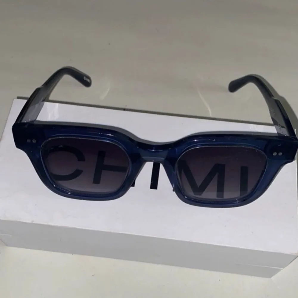 Säljer nu dessa chimi solglasögonen i 04 då de inte används längre!. Accessoarer.