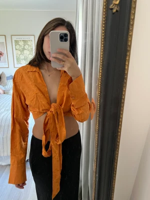 Topp med knytning - Prislappen är kvar!