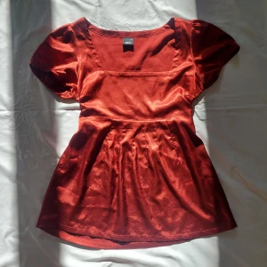 Röd satin milkmaid topp - Jättefin röd milkmaid topp i gott skick. Hör av dig om du har frågor eller vill få fler bilder🫶