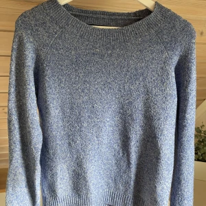 Stickad tröja - Knappt använd från Vero Moda.