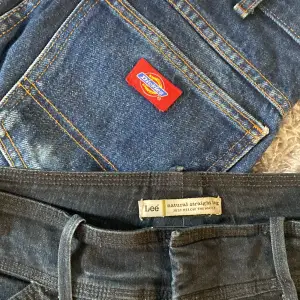 Säljer två par coola vintage byxor ett par Dickies(31/30) och ett par lee byxor(31/30)man får båda för 250kr eller ett par för 150kr (Dom passar mig i längden som är 160) Skriv för flera bilder🥰