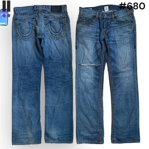 True religion jeans #680 - True Religion jeans i model Logan Super T 💜 Tag 34W 💜Midja (rakt över) 46cm 💜 Innerben 83cm 💜 Ytterben 102cm 💜 Benöppning 22cm 💜 Nedtrampade, hål och fläck 💜Våra mått blir W=36, L=32 💜 Men jämför alltid måtten💜680