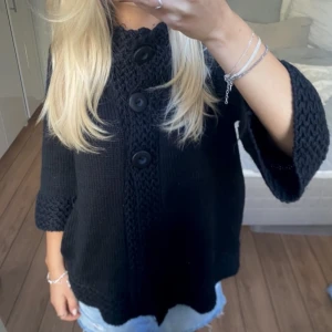 Trekvartsärmad kofta - Säljer denna svarta trekvartsärmade kofta. Skulle säga att den passar M eller någon som är runt 170. Direktpris: 300kr. Har du någon fråga är det bara att höra av dig🫶🏻