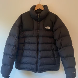 The North Face Jacka - Säljer denna snygga TNF jackan då den blivit för liten för mig, Storlek M. Skick 9/10 inga konstigheter  