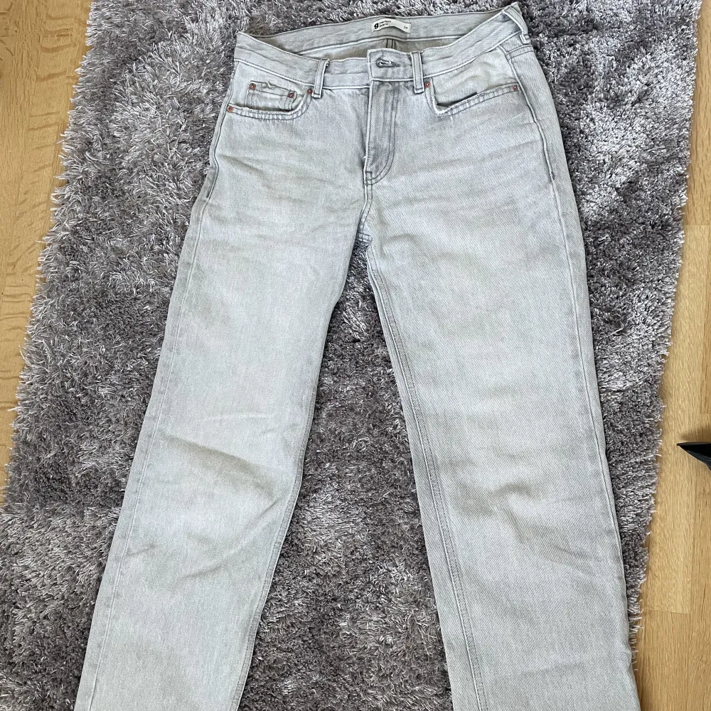 Lågmidjade raka jeans från Gina Tricot. Inte använda så mycket nypris 500kr säljer för minst 200kr💕💕. Jeans & Byxor.