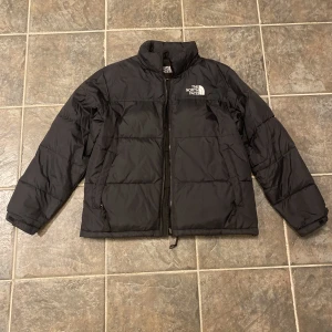 the north face 1996 - Säljer min the north face jacka. Andvänd fåtal gånger och jag andvänder den aldrig nu mera. Bra skick. 