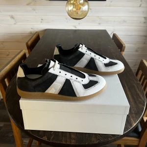 Maison Margiela Gats  - Maison Margiela Gats  Storlek 40, 41, 42, 43, 44, 45, 46  Helt nya med originallåda och dustbags  Nypris €490 / ~5800kr  Mitt pris 3700kr