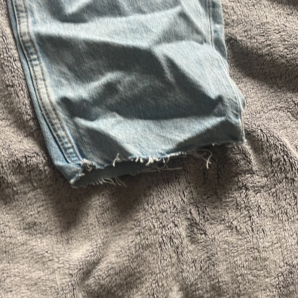 Säljer dessa ”Lash” jeans från weekday! De är dock avklippte på botten för att jag tyckte förr att de inte satt får ringt vid sömnen Jag gör en ”clean out” på min garderob! . Jeans & Byxor.