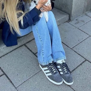 Addidas gazelle samba - Säljer mina as coola addidas gazelle sambas då de inte kommer till användning, de är endast använda någon enstaka gång och är alltså i väldigt fint skick. De är storlek 36,5 men pasar mig som oftast har 37/38❤️