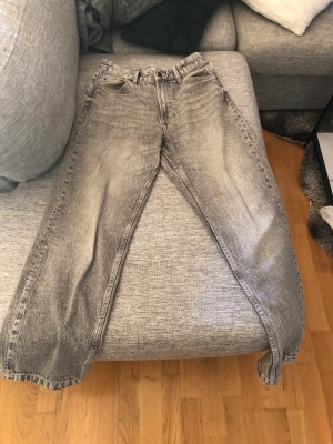 Gråa Jeans Bershka - Stl 28/30 Knappt Använda Lite för stora för mig därför säljs de.