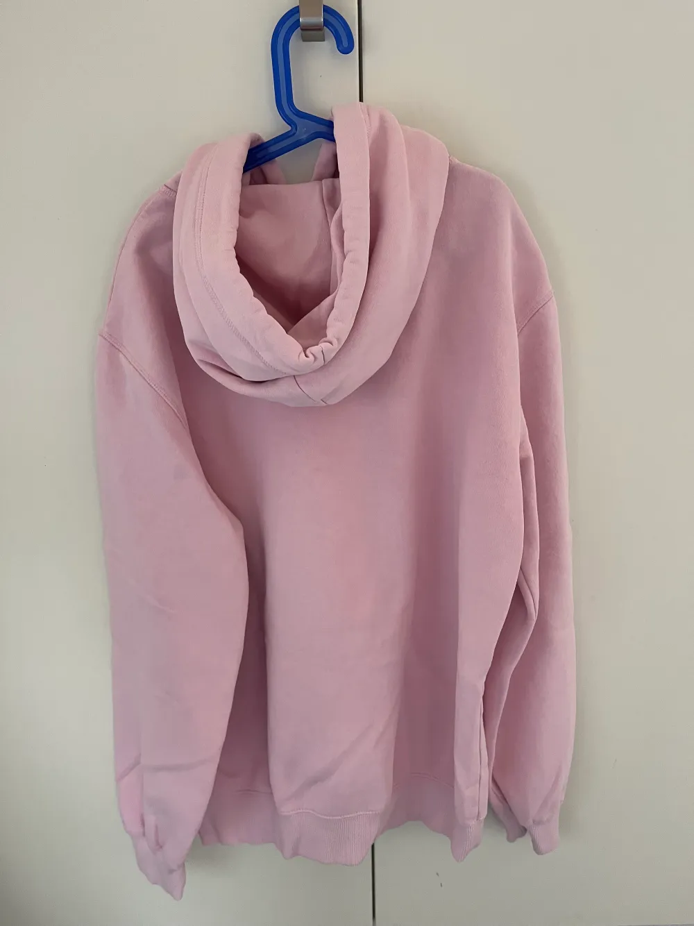 En rosa hoodie från H&M i storleken S (sitter lite mer oversize på mig som har M) 💕. Hoodies.
