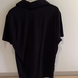 Love moschino pike  - Stilren piké i ett lite strechingare luftigt material. Ny pris: 1200kr Mitt pris: 400kr 