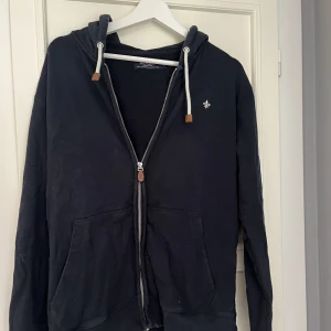 Morris zip hoodie - Köpte för något år sen. Växte ut den snabbt så har inte använt den mycket!